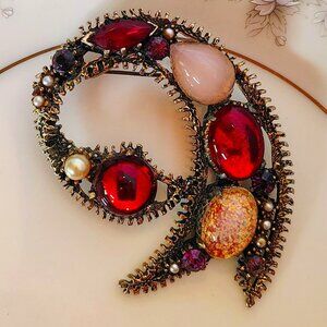 VTG BROOCH Textured Gold Tone Paisley Shape Fire Opal Cabochon Pink Red